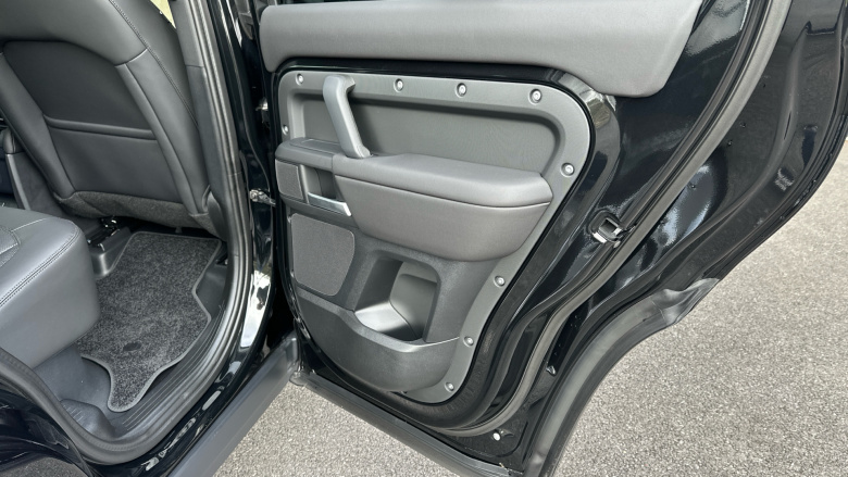 Land Rover Defender 3.0 D350 X-Dynamic SE 110 5dr Auto Diesel Estate